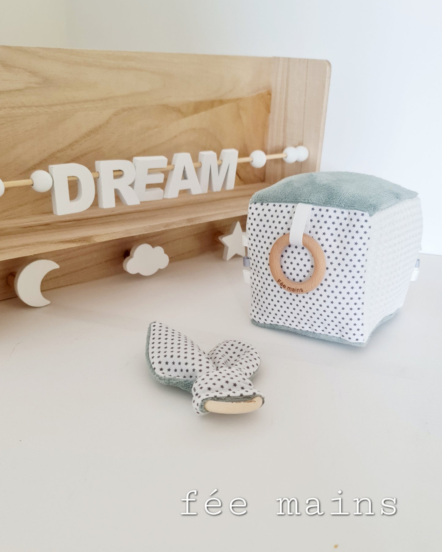 Ensemble cube d'éveil sensoriel bébé en tissu et son anneau de dentition labelisé Oeko-Tex