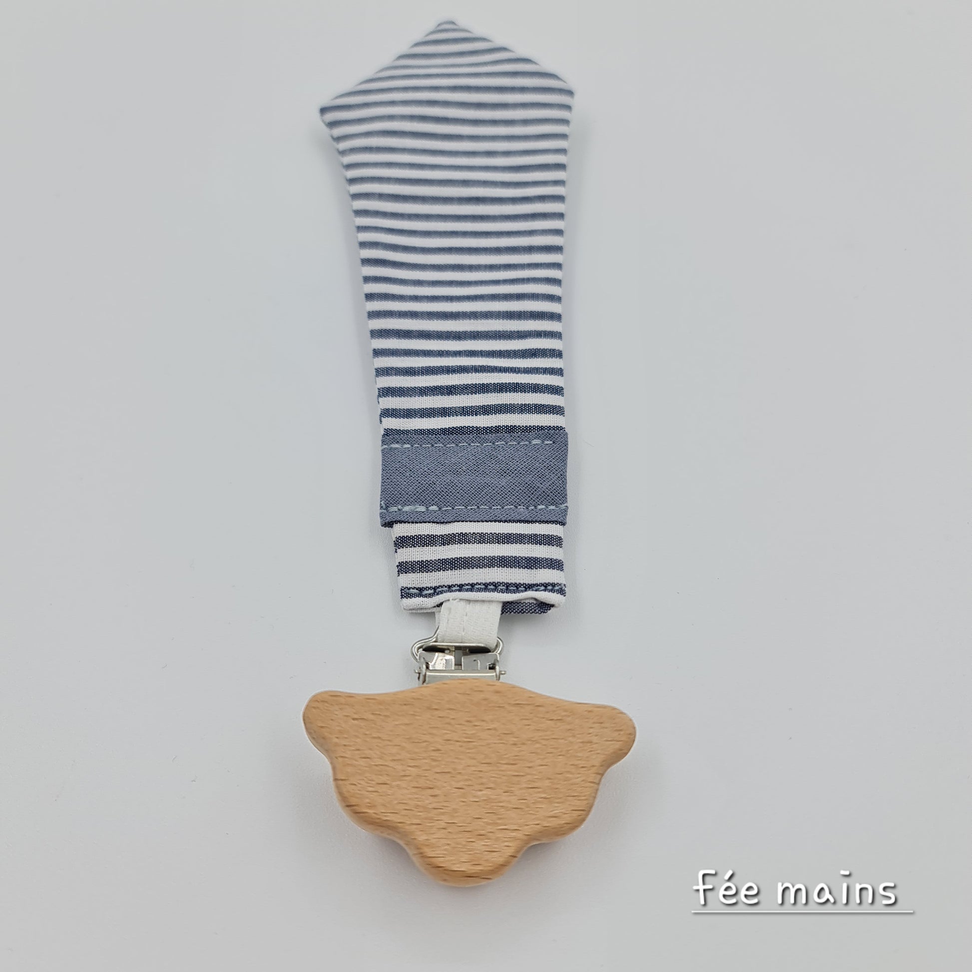 Attache tétine bébé garçon : Cravate artisanale française en tissu Oeko-Tex et attache en bois