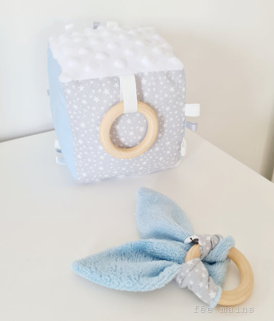 Ensemble cube d'éveil sensoriel bébé en tissu et son anneau de dentition labelisé Oeko-Tex