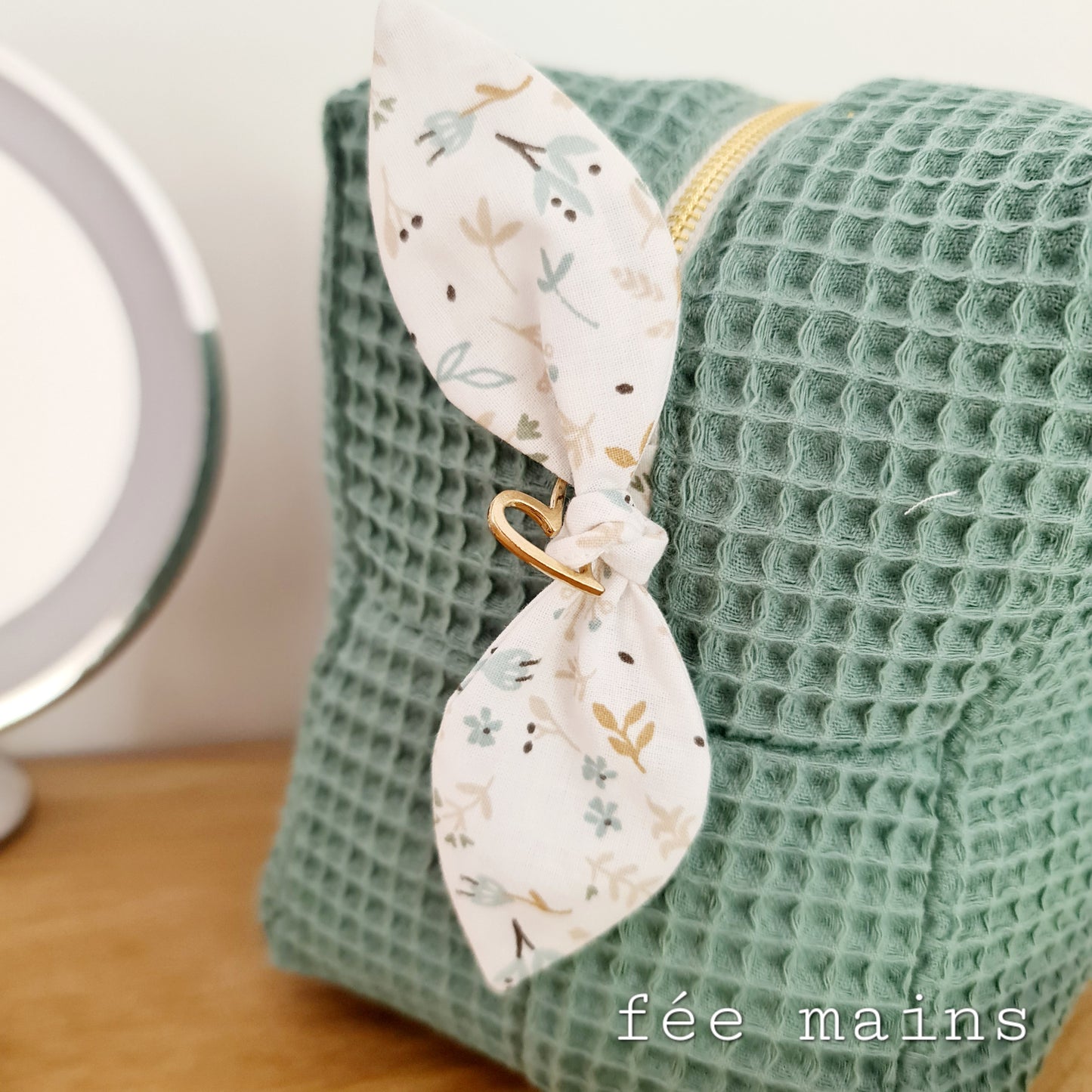 Spacieuse trousse de toilette pour vos essentiels de voyage en nid d abeille vert et son joli nœud en tissu fleuri