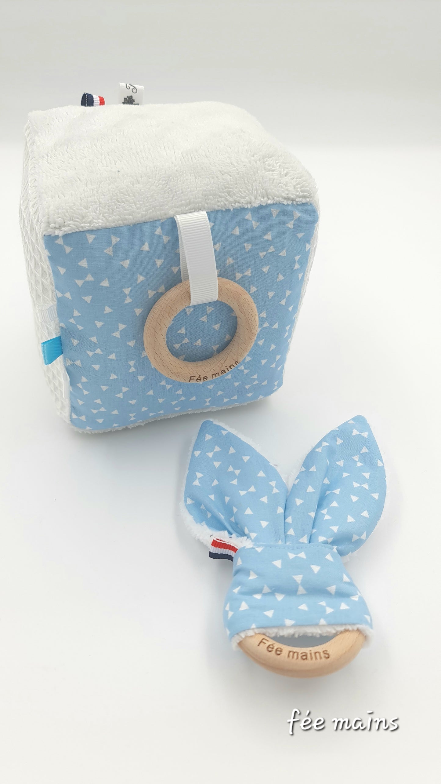 Ensemble cube d'éveil sensoriel bébé en tissu et son anneau de dentition labelisé Oeko-Tex - Fée Mains