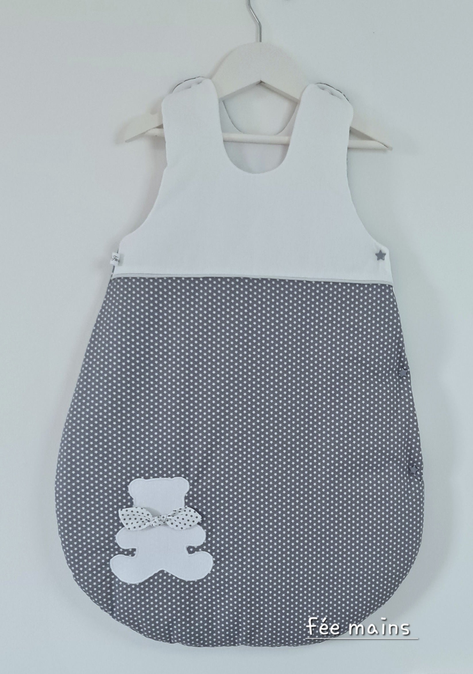 Gigoteuse artisanale française bébé 0-6 mois en coton Oeko-Tex et son ourson.