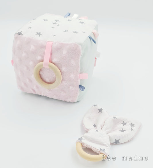 Ensemble cube d'éveil sensoriel bébé en tissu et son anneau de dentition labelisé Oeko-Tex "petits prix"