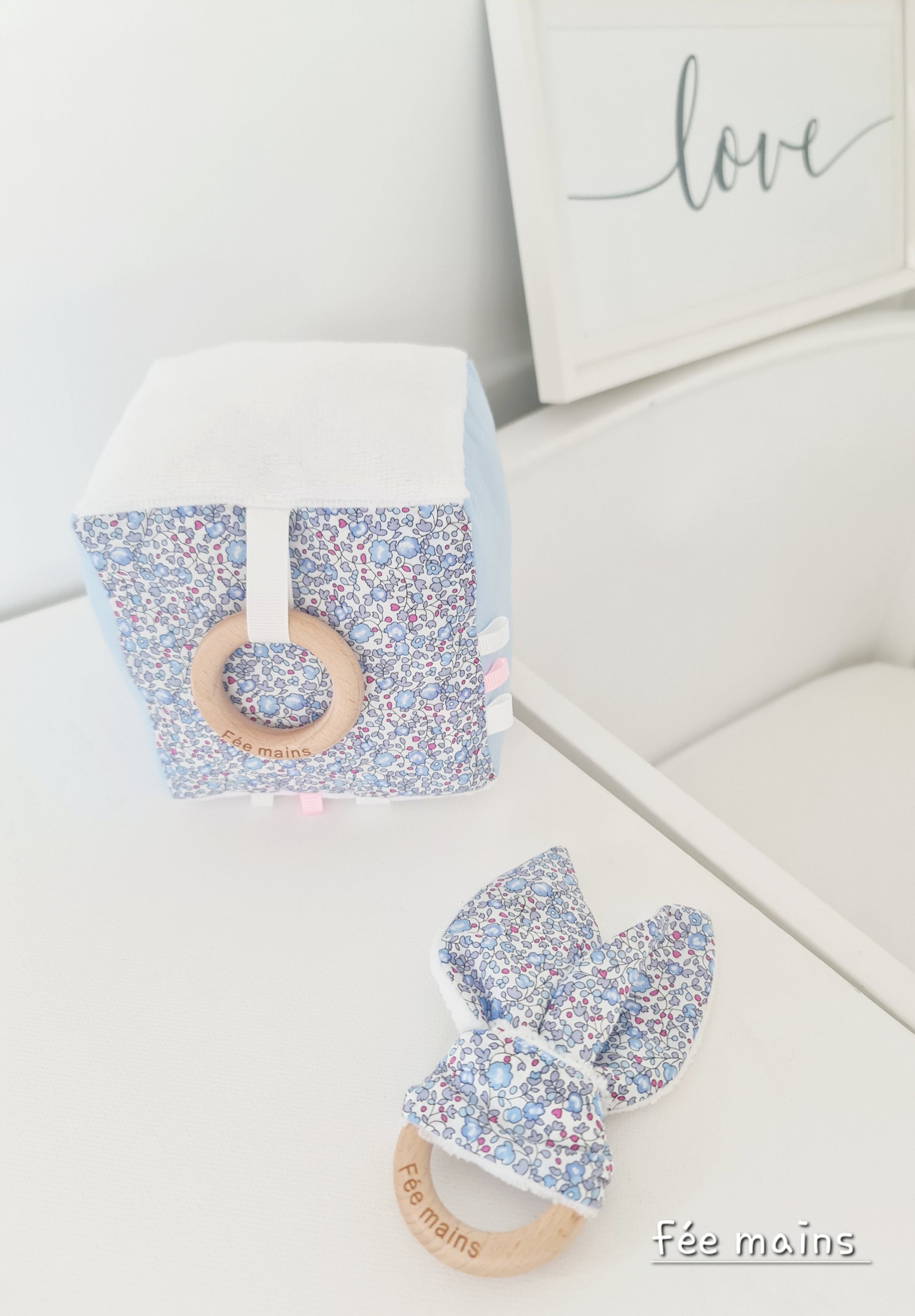 Cube d'éveil en tissu français avec anneau de dentition Liberty of London: éveil chic pour bébé