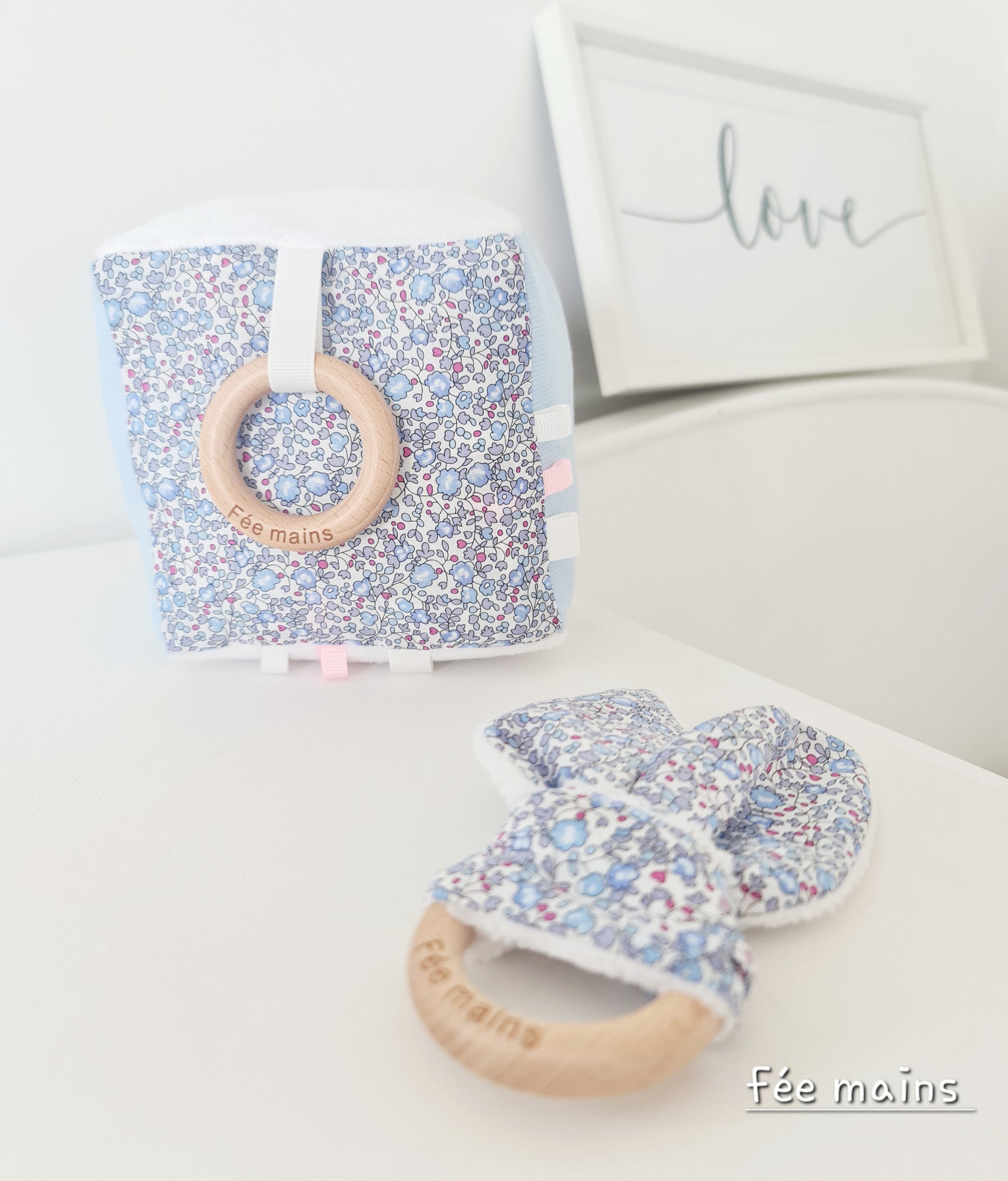 Cube d'éveil en tissu français avec anneau de dentition Liberty of London: éveil enchanté pour bébé