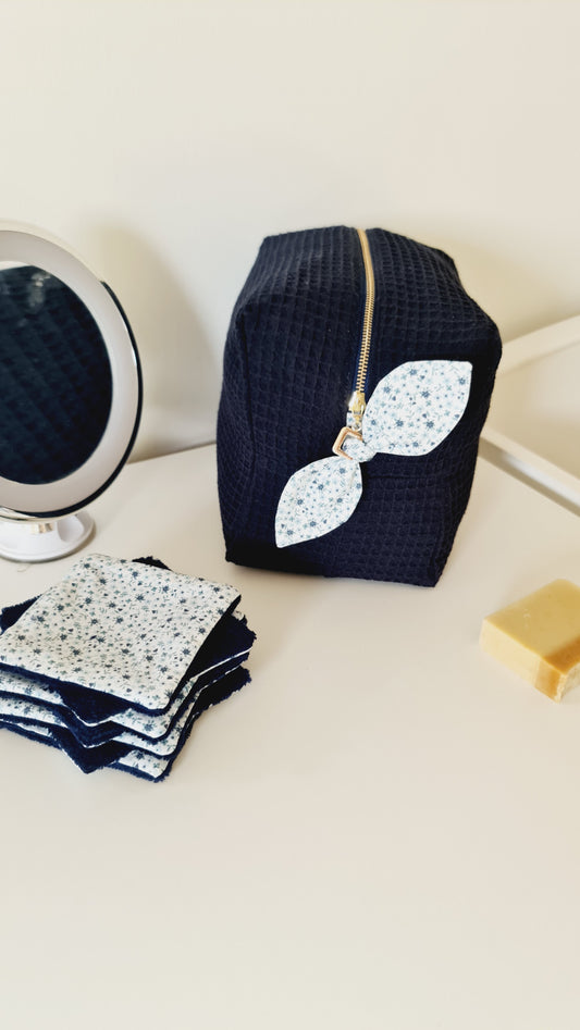 Spacieuse trousse de toilette pour vos essentiels de voyage en nid d abeille bleu marine et son joli nœud en tissu fleuri