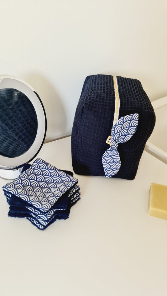 Spacieuse trousse de toilette pour vos essentiels de voyage en nid d abeille bleu marine et son joli nœud en tissu japonais