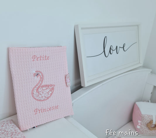 Protège carnet de santé bébé : un accessoire pratique et esthétique avec un flamand rose et brodé