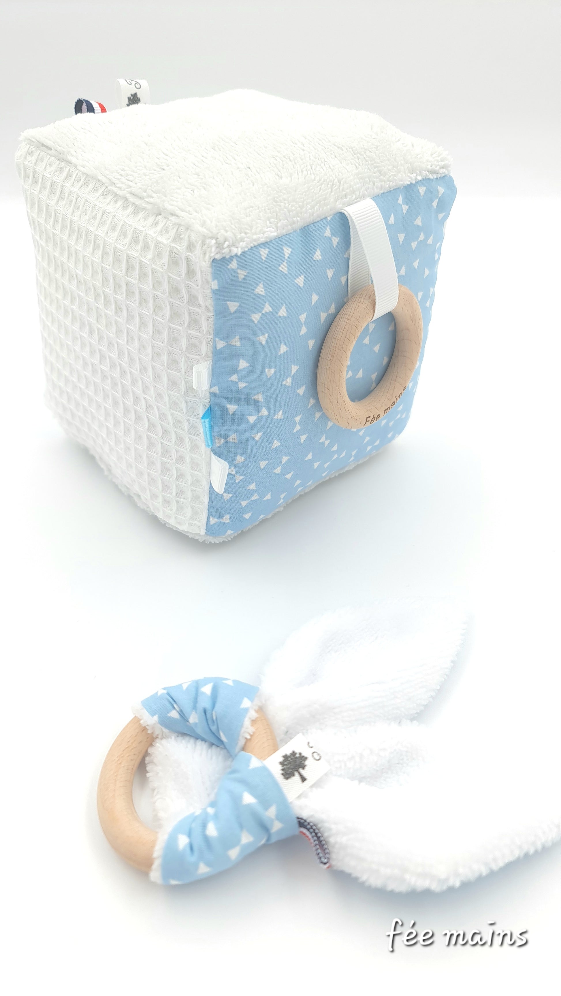 Ensemble cube d'éveil sensoriel bébé en tissu et son anneau de dentition labelisé Oeko-Tex - Fée Mains