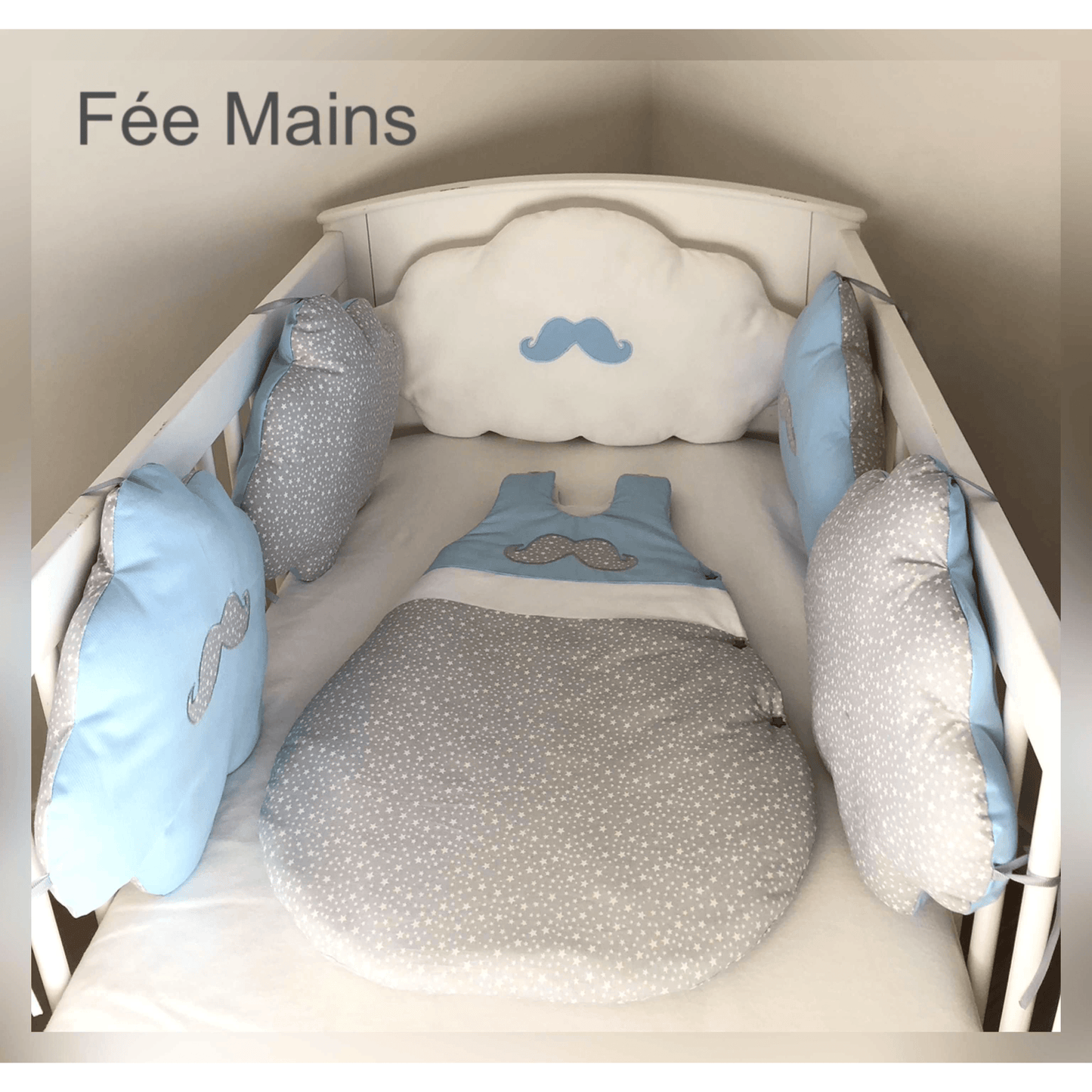 Tour de lit bébé nuages collection « Bébé moustache » Fée Mains