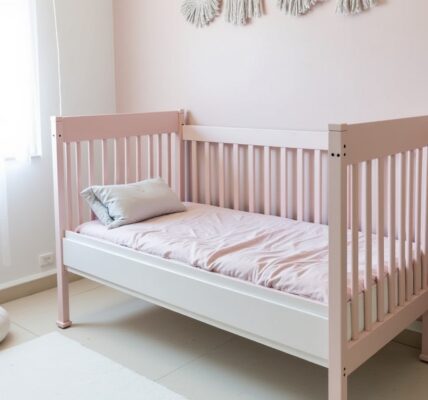 ULLENBOOM Gris Rose : Craquez pour ce tour de lit élégant et doux pour votre bébé